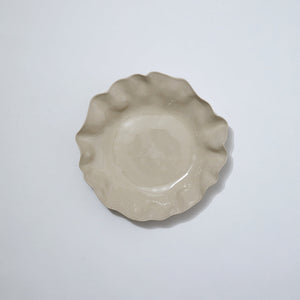 Marmoset Found Ruffle Round Platter Chalk White (XL)